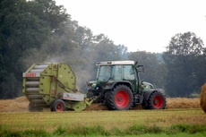 Traktor mit Heuballenmaschine_2.JPG